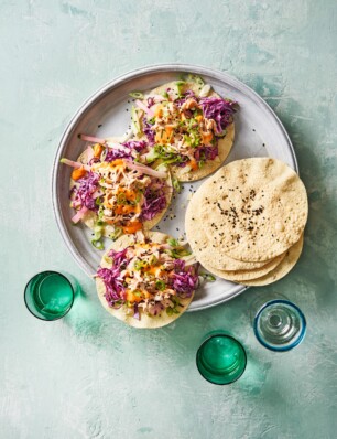 pappadums met pulled chicken, koolsla en gochujangmayo