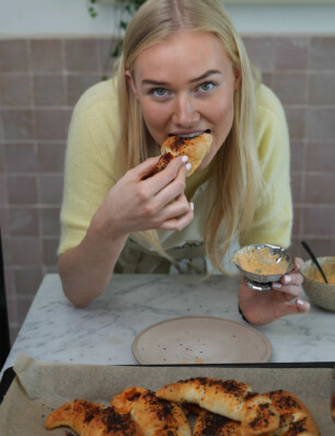 croissant met snelle kimchi en kimchi-mayo