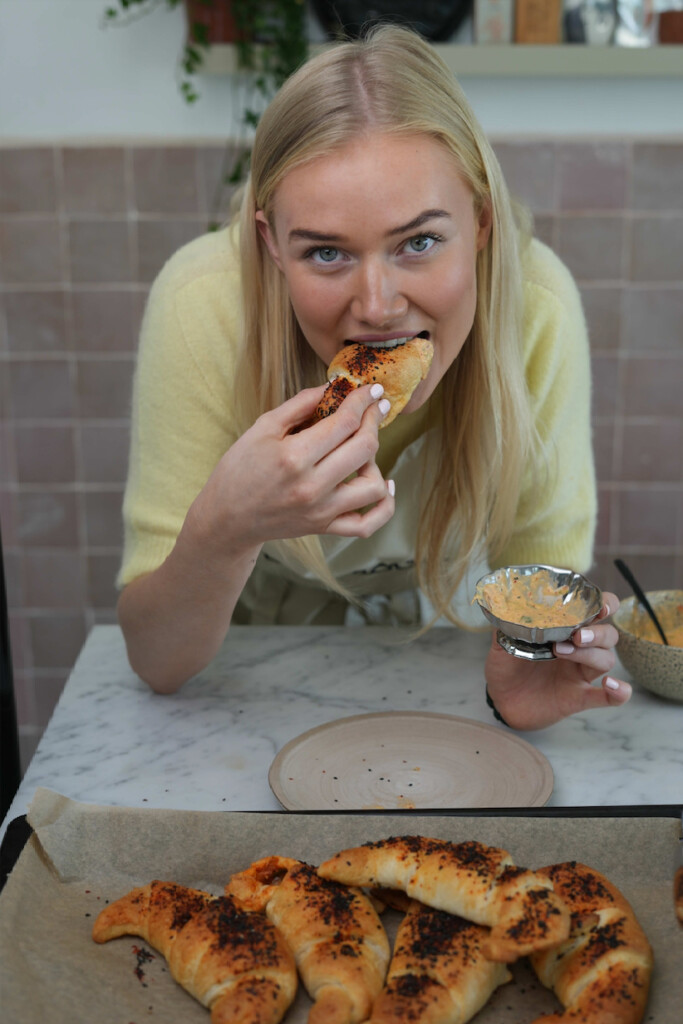 croissant met snelle kimchi en kimchi-mayo
