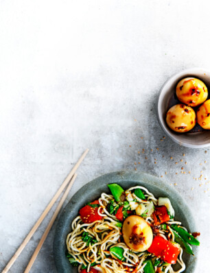 soja-eieren met groenten-sesamnoedels