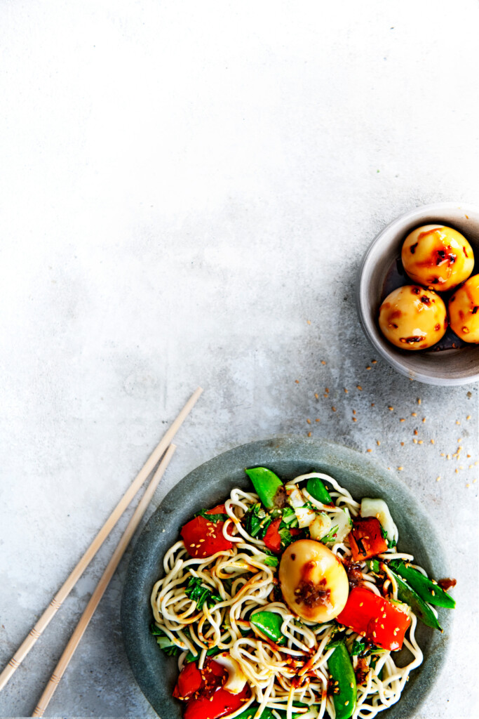 soja-eieren met groenten-sesamnoedels