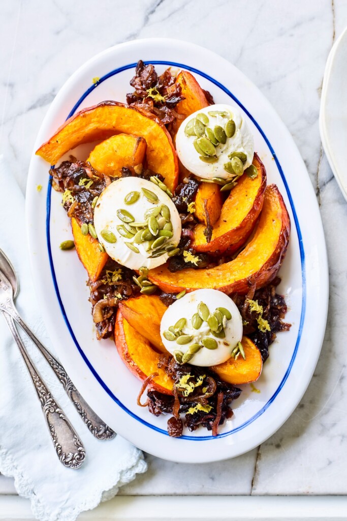 pompoen-agrodolce met rozijnen en gemarineerde burrata