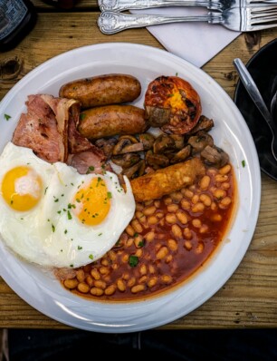 een full English breakfast met alles erop en eraan