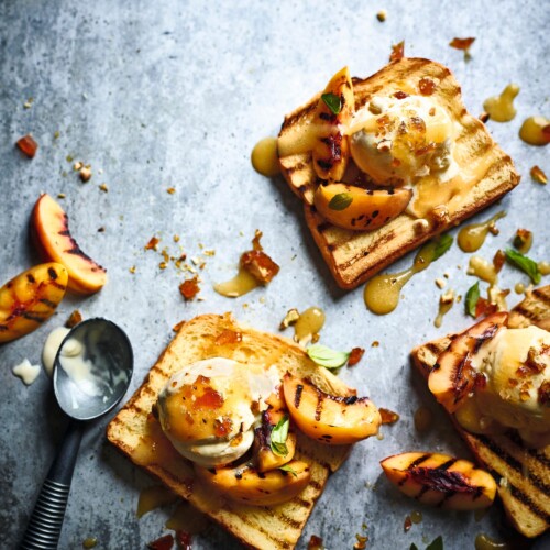 gegrilde nectarines met brioche, ijs, en praliné