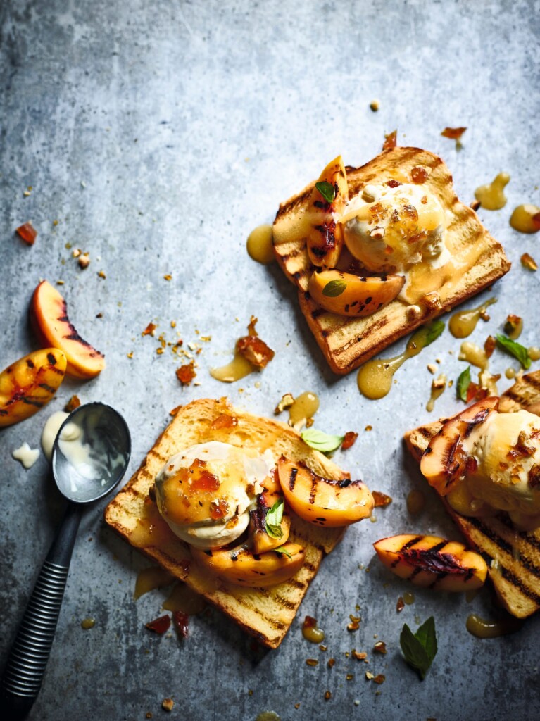 Receptfoto van gegrilde nectarines met brioche, ijs, en praliné