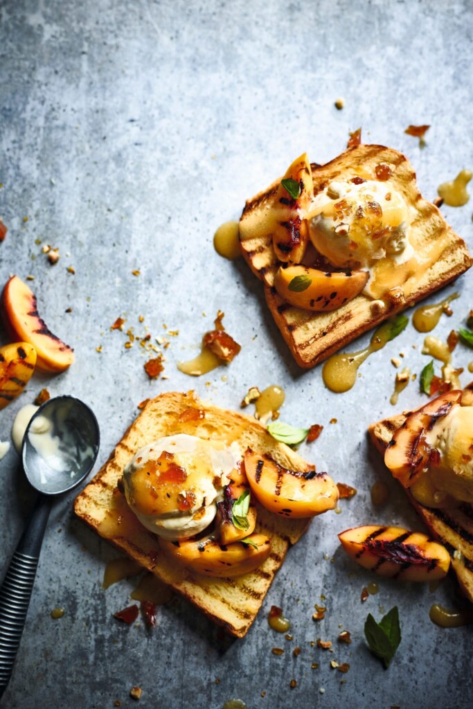 gegrilde nectarines met brioche, ijs, en praliné