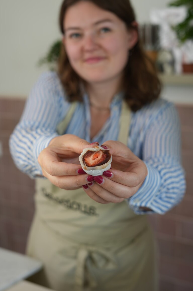 mochi met chocolade en aardbei