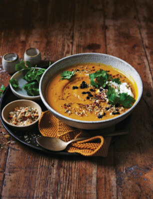 pittige pompoensoep met macadamia-dukkah