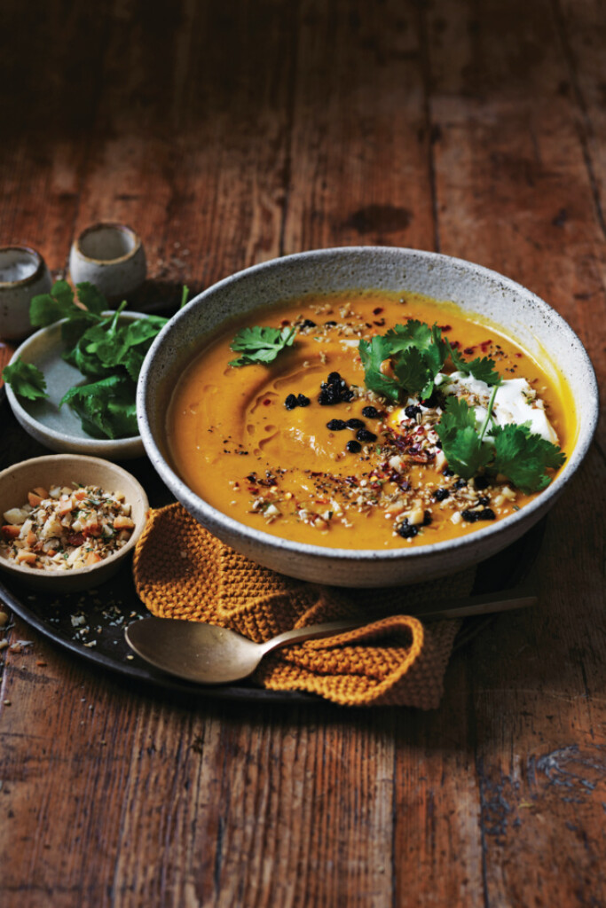 pittige pompoensoep met macadamia-dukkah