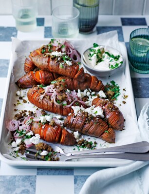 zoete aardappels met salie-walnoten-pangrattato