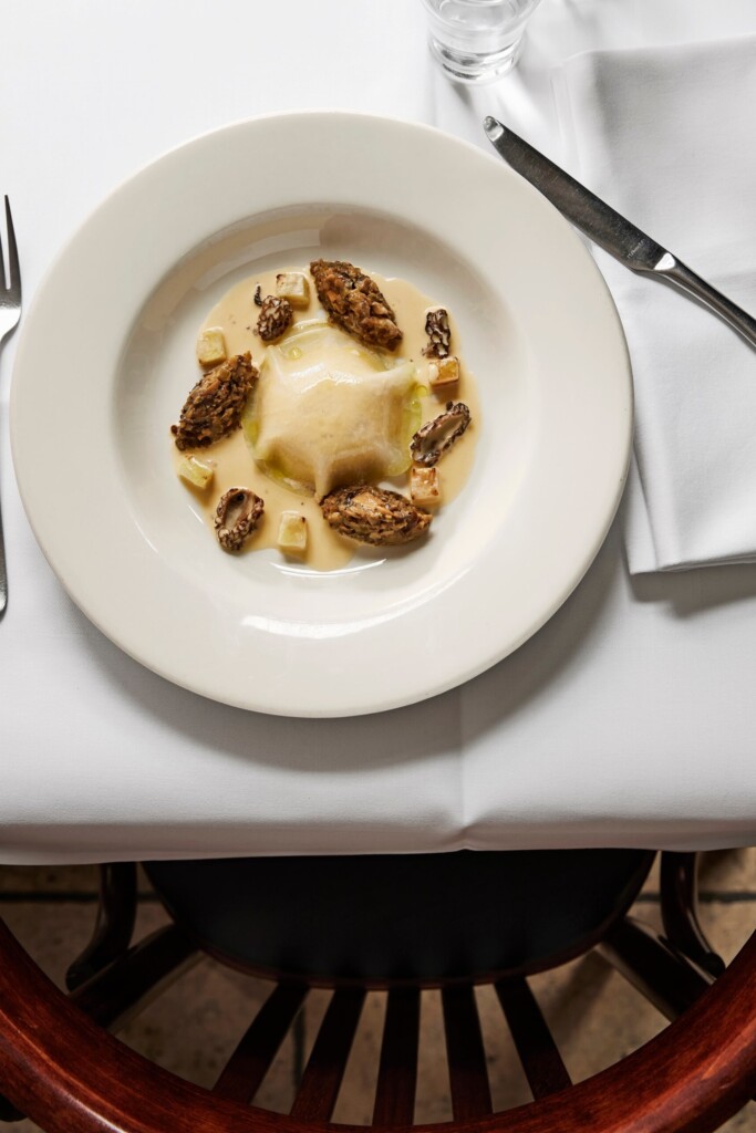 ‘ravioli’ van koolrabi & knolselderij met duxelles en morilles