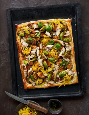 plaattaart met spicy spruitjes, makreel & atjar