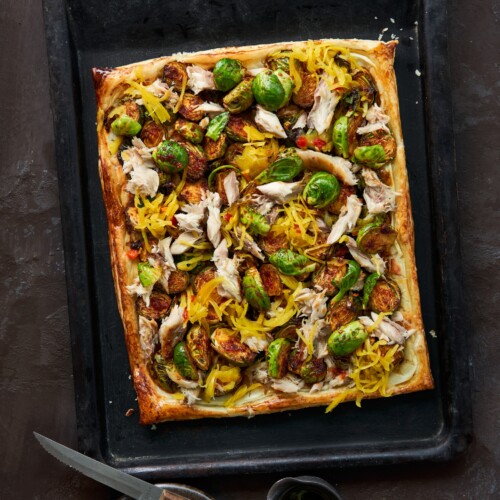 Plaattaart met spicy spruitjes makreel en atjar