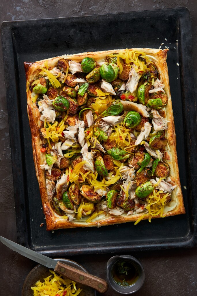 plaattaart met spicy spruitjes, makreel & atjar