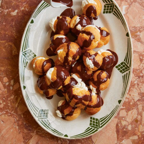 Profiteroles met chocoladesaus (soesjes)