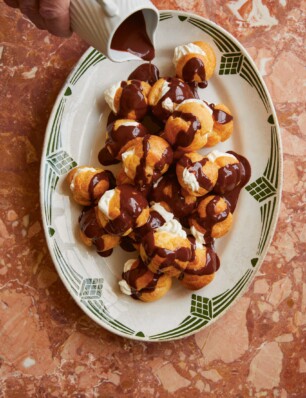 profiteroles met chocoladesaus uit Franse Klassiekers