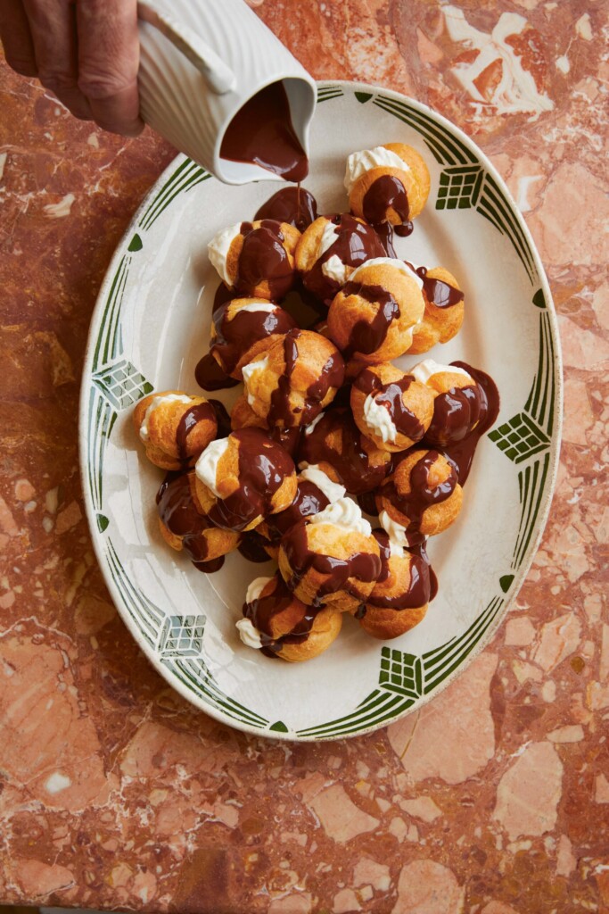profiteroles met chocoladesaus uit Franse Klassiekers