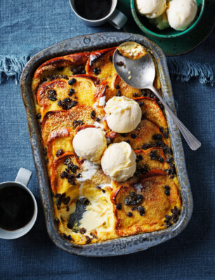 broodtoetje met rum en rozijnen