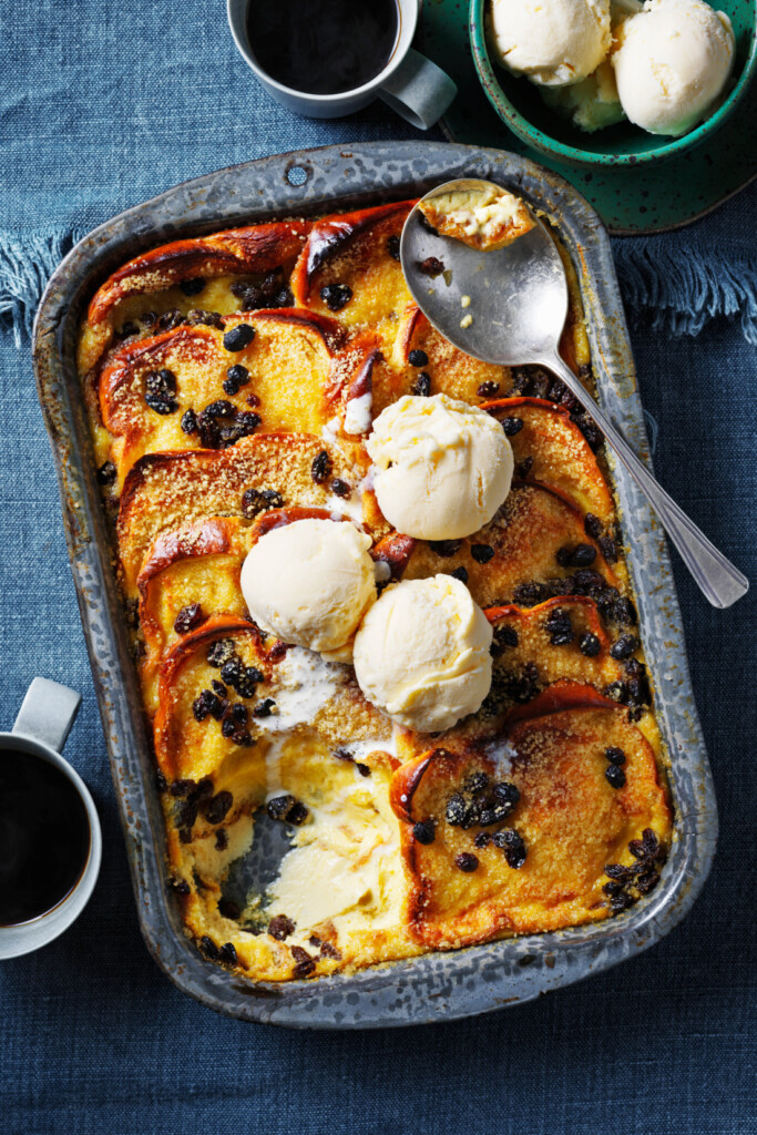 broodtoetje met rum en rozijnen