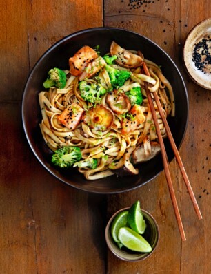 noedels met broccoli, shiitake, zalm & sake-srirachasaus