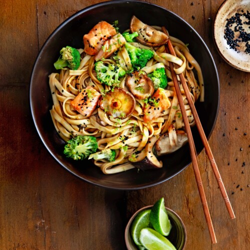 noedels met broccoli, shiitake, zalm & sake-srirachasaus