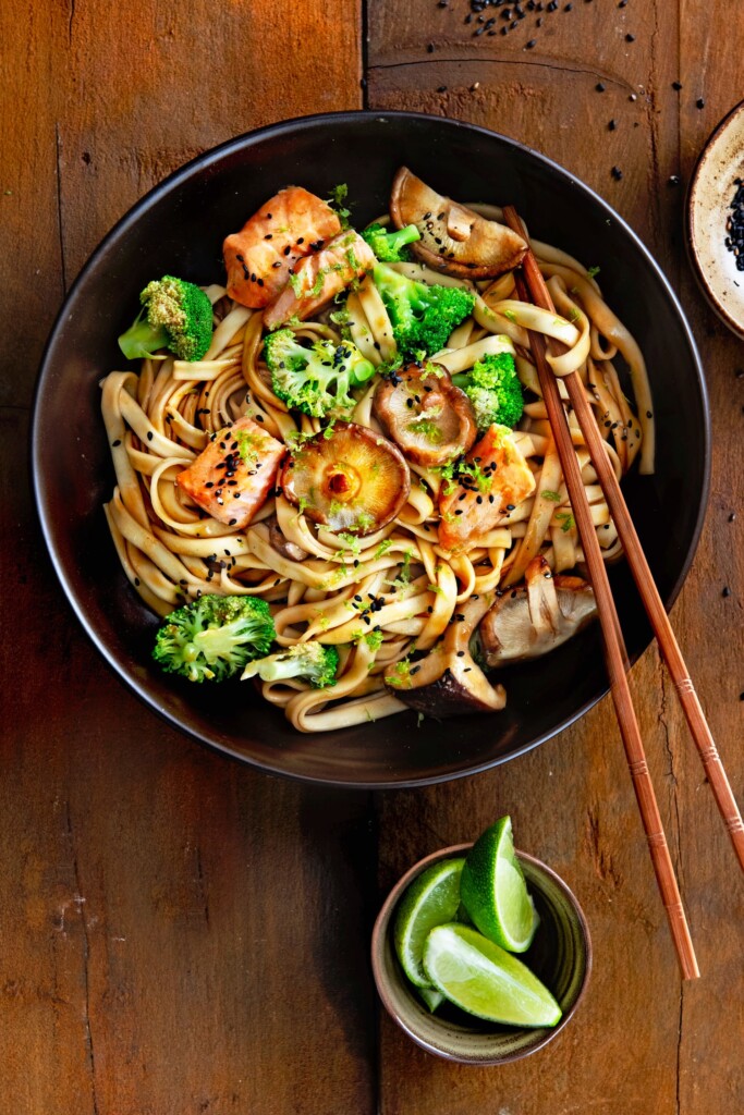 noedels met broccoli, shiitake, zalm & sake-srirachasaus