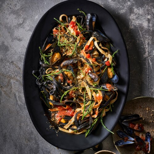 VERSE ZWARTE & WITTE LINGUINE met tomatensaus, mosselen, lamsoor en pangrattato