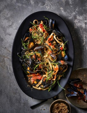 verse zwarte & witte linguine met tomatensaus, mosselen, lamsoor en pangrattato
