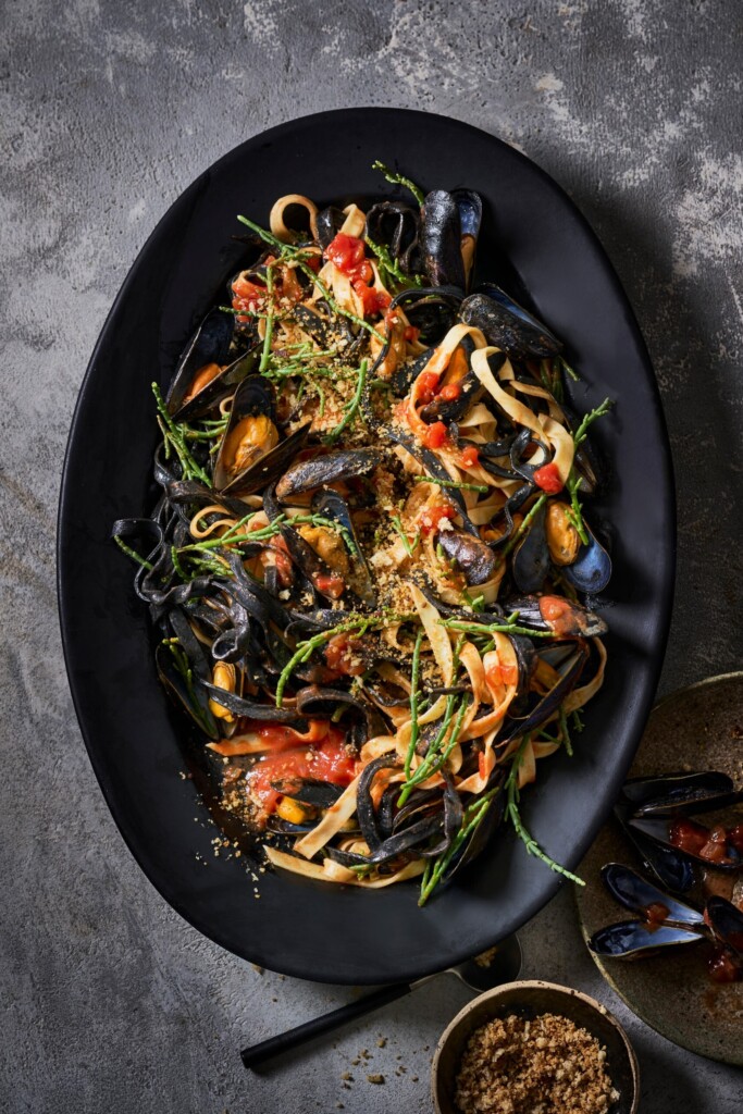 verse zwarte & witte linguine met tomatensaus, mosselen, lamsoor en pangrattato
