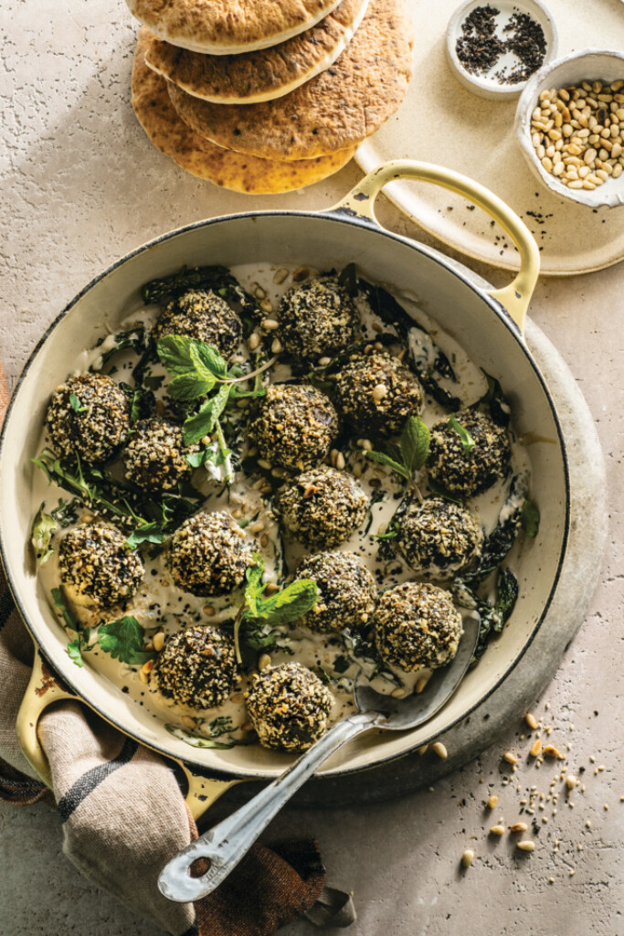 champignon köfte: b’siniyah, uit het nieuwe kookboek Sesame