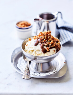 croissant-ijs met feuilletine & chocosaus