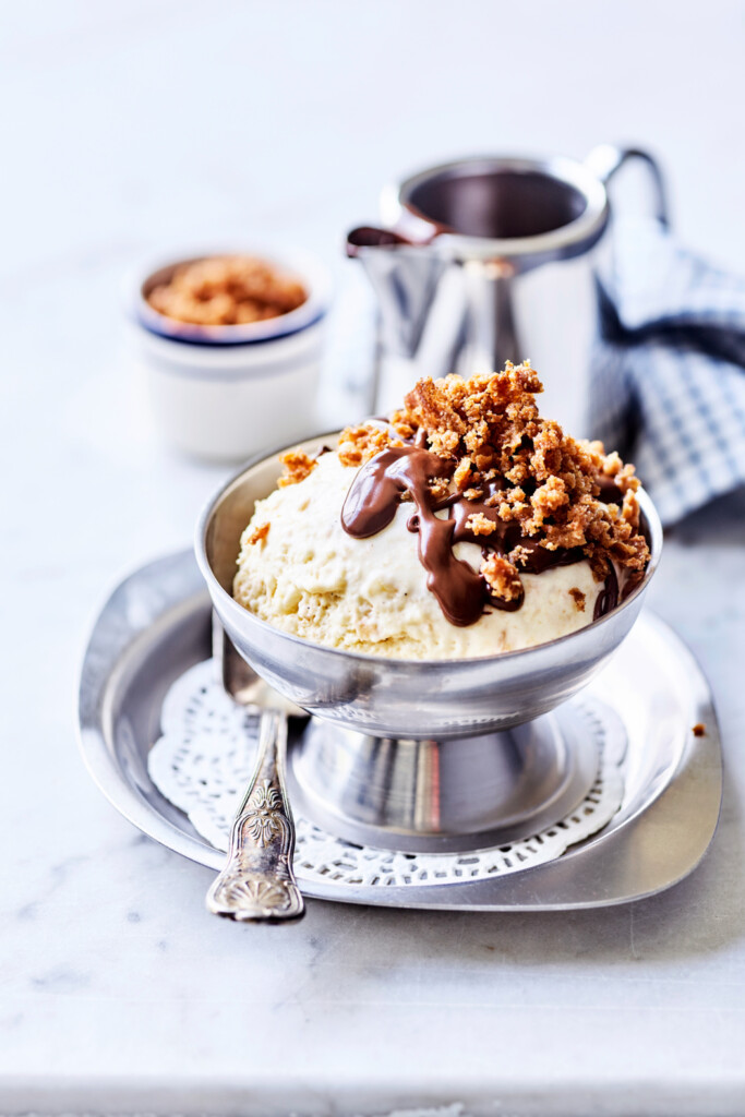 croissant-ijs met feuilletine & chocosaus