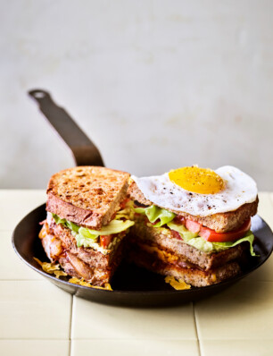 club-tosti met guacamole & gebakken ei