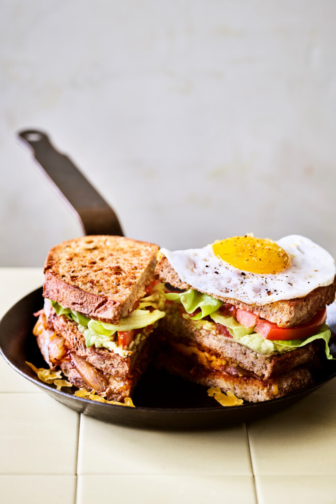 club-tosti met guacamole & gebakken ei