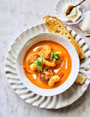 tomaten-kokossoep met garnalen, coquilles & rouille