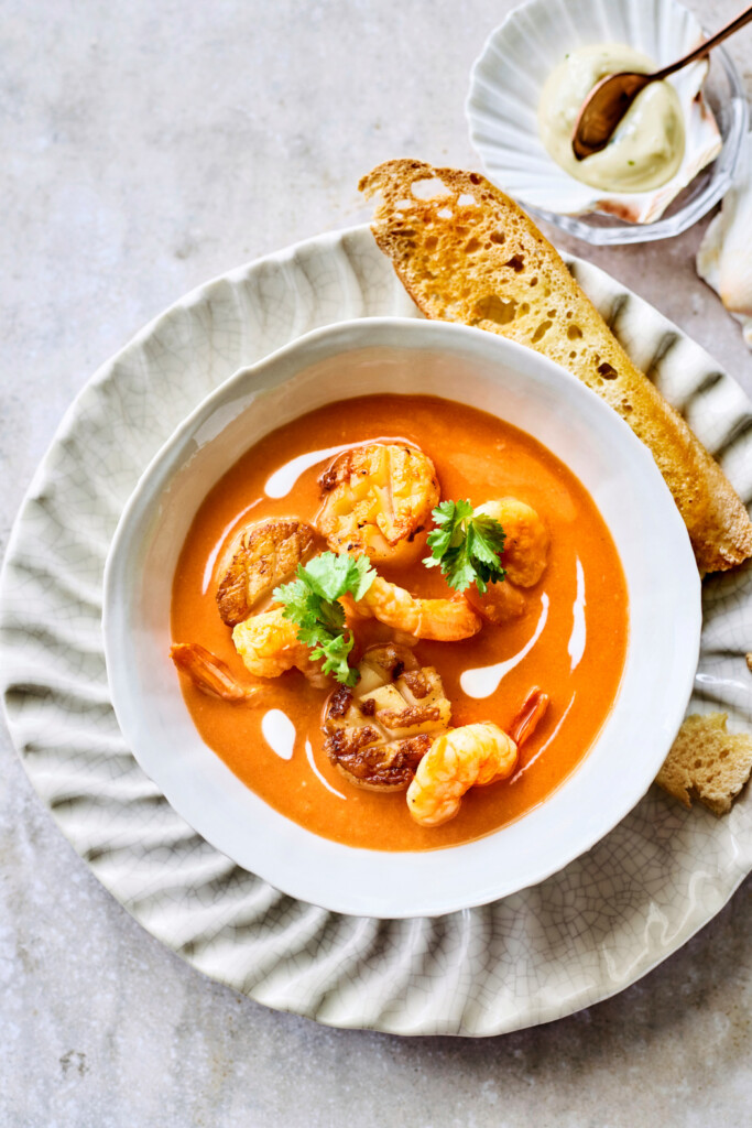 tomaten-kokossoep met garnalen, coquilles & rouille