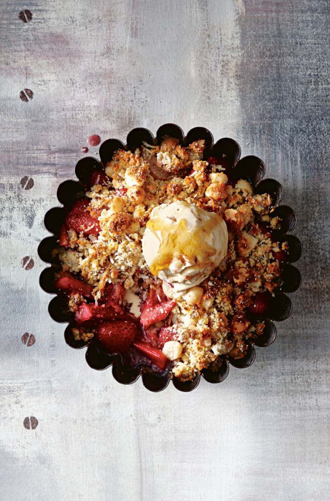 Receptfoto van pruimen- aardbeiencrumble