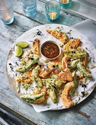 avocado- en pompoen tempura met ponzu-vinaigrette