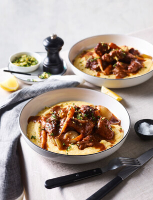 gestoofde varkenswangen in rode wijn met polenta