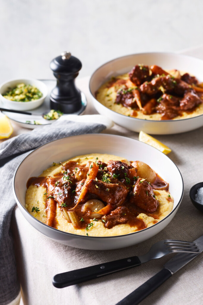 gestoofde varkenswangen in rode wijn met polenta