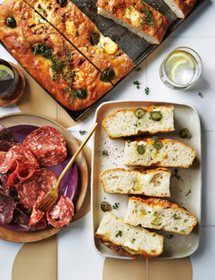 focaccia met geitenkaas, provolone, tijm & olijven