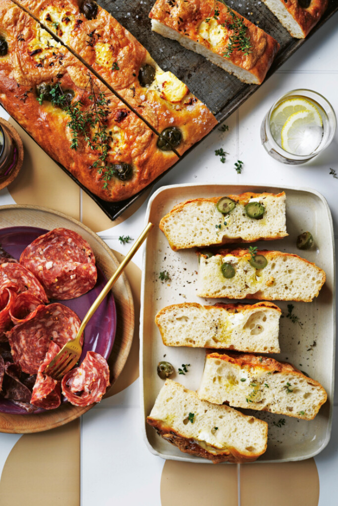 focaccia met geitenkaas, provolone, tijm & olijven