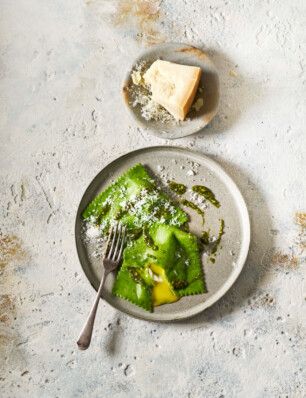 groene raviolo met eidooier, ansjovis & pistache-basilicumolie