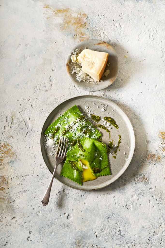 groene raviolo met eidooier, ansjovis & pistache-basilicumolie