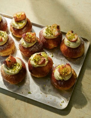 pistache & perzik bun van Louise Hurst