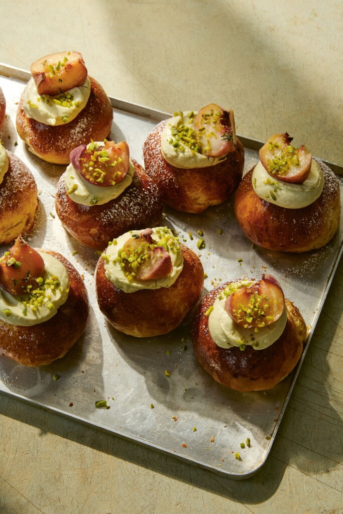 pistache & perzik bun van Louise Hurst