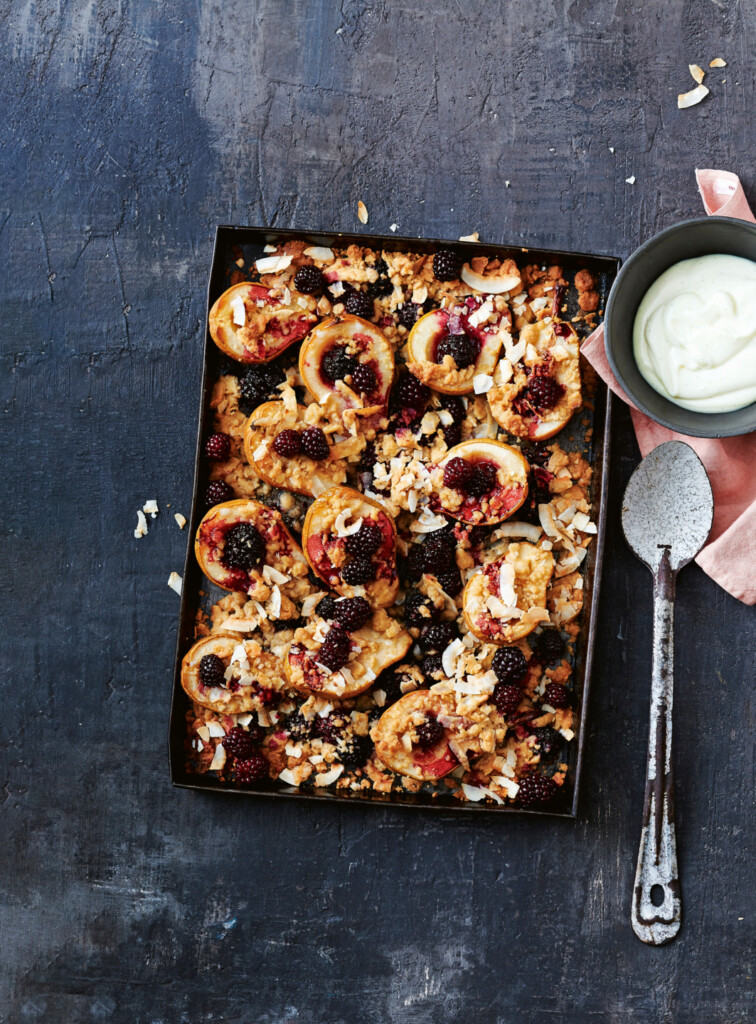 Receptfoto van crumble met peren en bramen