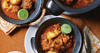 ossenstaart met kurkuma-currypasta & tomaten