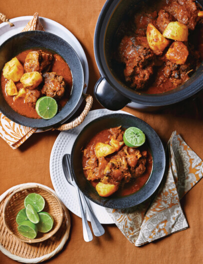 ossenstaart met kurkuma-currypasta & tomaten