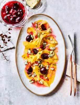 pompoen-crudo met kersenpickle & blauwe kaas